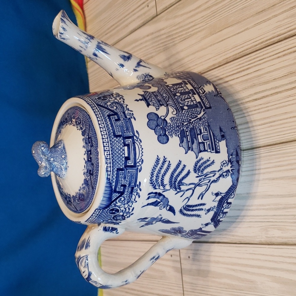 Vintage Blue Willow Sadler English Teapot